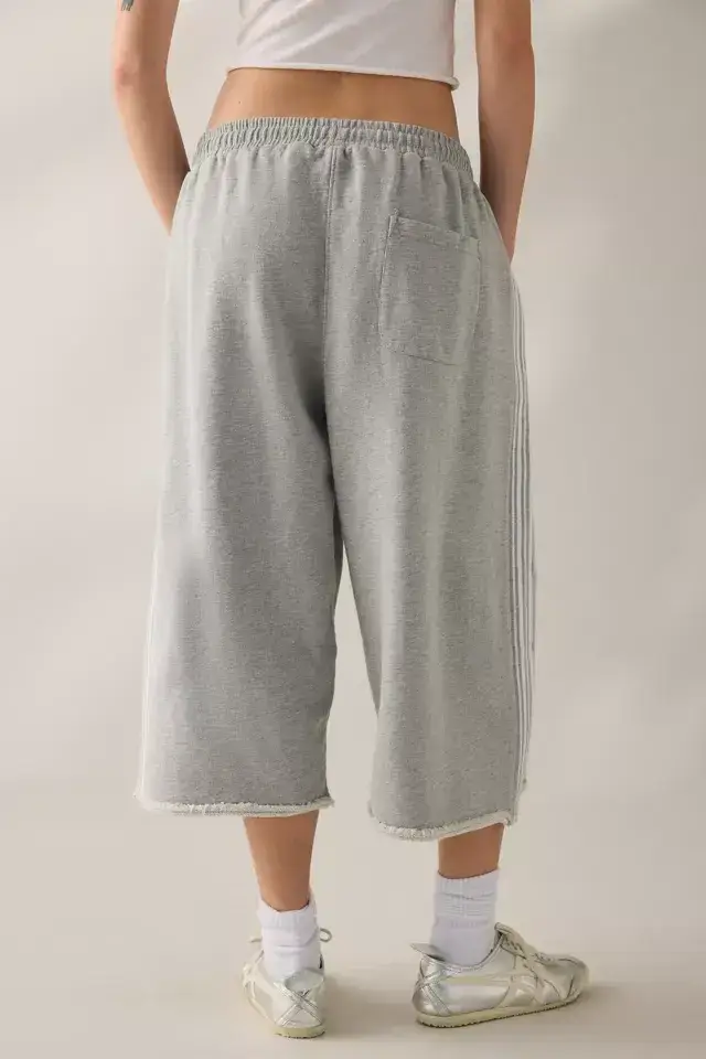 Iets Frans Harri – Grijze, Kortvallende Joggingbroek Met Wijde Pijpen en Biesdetail (3)